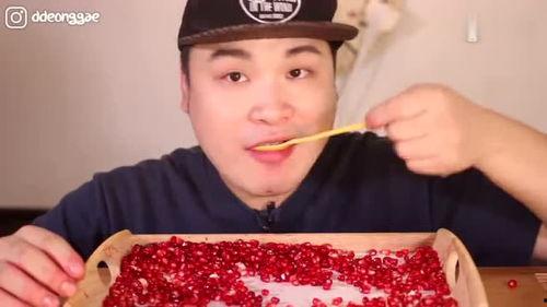 娱乐吃瓜酱石榴男孩,娱乐吃瓜酱的甜蜜瓜田奇遇记