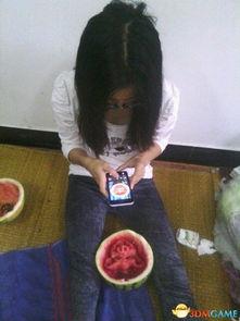 搞笑娱乐吃瓜少女图片,带你领略欢乐瞬间