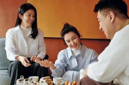 为了吃瓜她进娱乐圈免费,她毅然踏入娱乐圈，开启璀璨星途